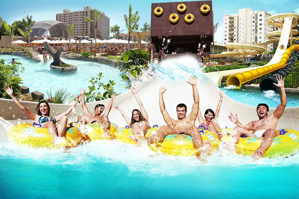 Pessoas se divertindo em parque aquático de Caldas Novas